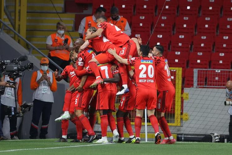 “Beşiktaş” 10-cu kuboku qazanıb, “qızıl dubl” etdi - VİDEO