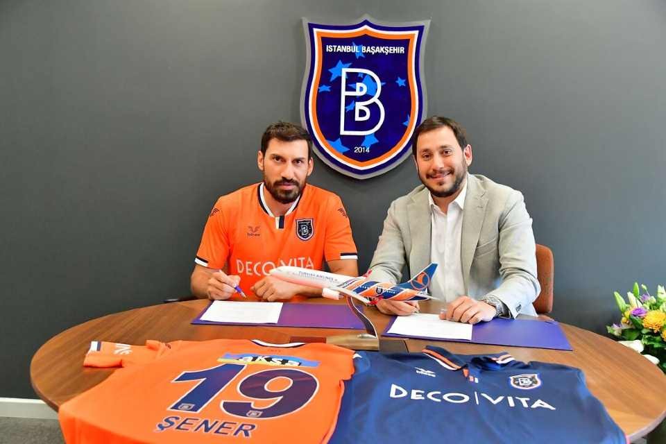 "Qalatasaray"ın müdafiəçisi "Başakşəhər"ə keçdi - FOTO