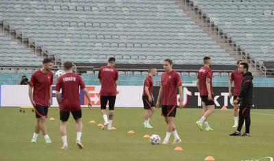 Türkiyəli futbolçular Bakıdan məmnunmu? -
