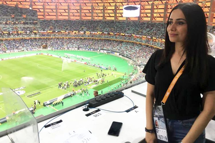 “CBC Sport”un şərhçisi 11 stadionun gözəlləri arasında - FOTOSESSİYA