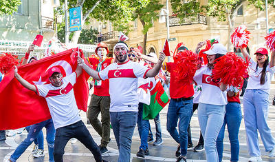 Avropanın bir gözü bizdə: Bakıda futbol havası əsir -