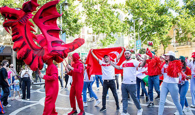 Avropanın bir gözü bizdə: Bakıda futbol havası əsir -