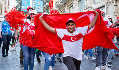 Avropanın bir gözü bizdə: Bakıda futbol havası əsir -