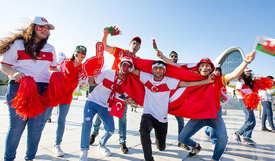 Avropanın bir gözü bizdə: Bakıda futbol havası əsir -