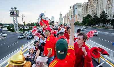 Avropanın bir gözü bizdə: Bakıda futbol havası əsir -