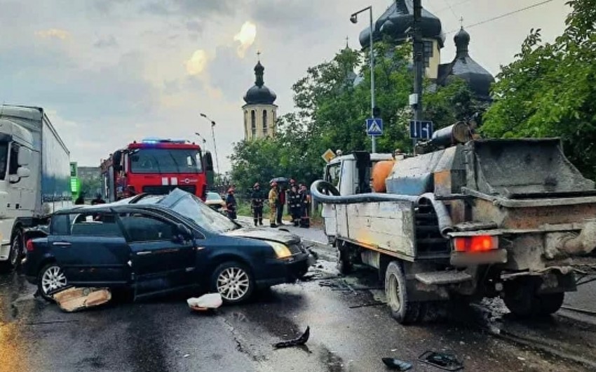 Futbolçu dəhşətli avtomobil qəzasında vəfat etdi - FOTO