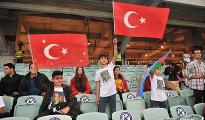 Şəhid ailələrinin üzvləri Portuqaliya ilə oyunda -