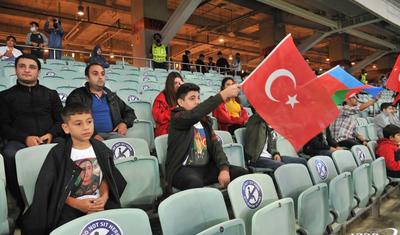 Şəhid ailələrinin üzvləri Portuqaliya ilə oyunda -