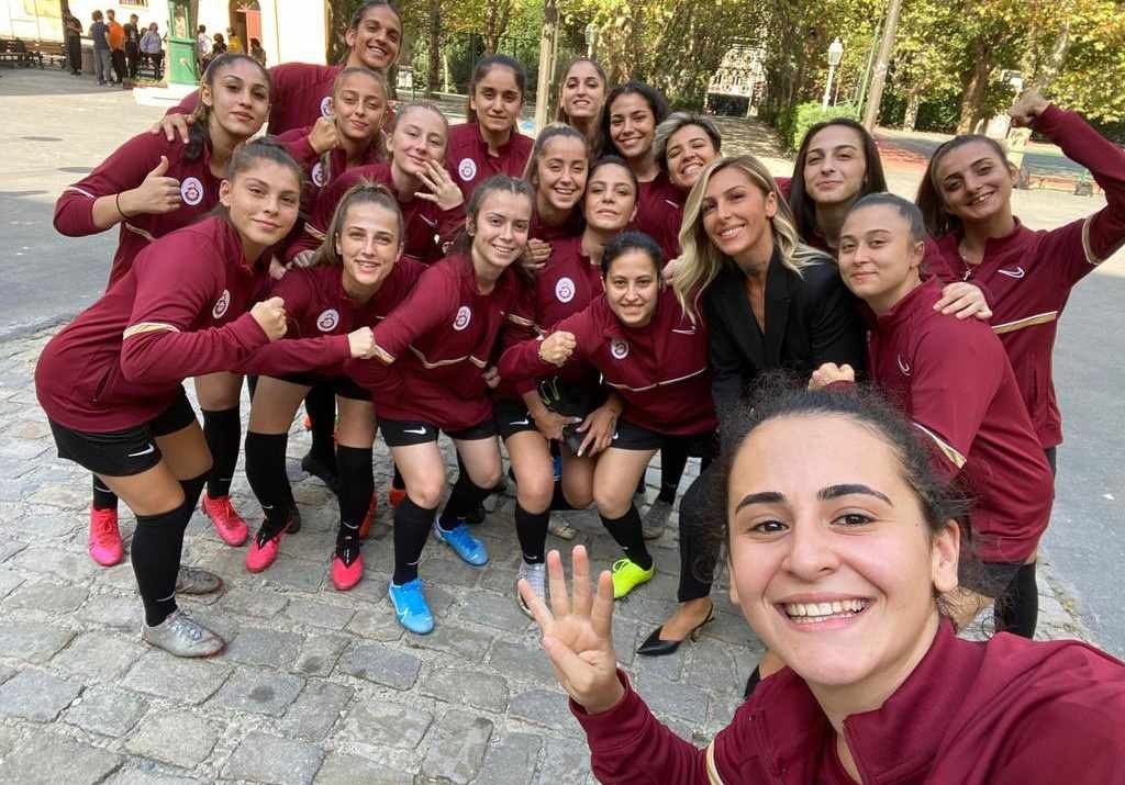 Qadın futbol komandası yaratdı -
