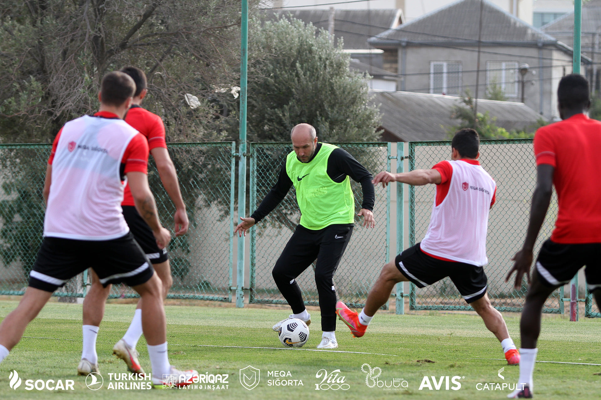 “Neftçi”nın futbolçuları baş məşqçini də özlərinə qoşub... FoTOLAR