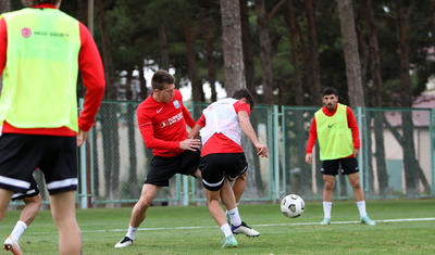 “Neftçi”nın futbolçuları baş məşqçini də özlərinə qoşub...