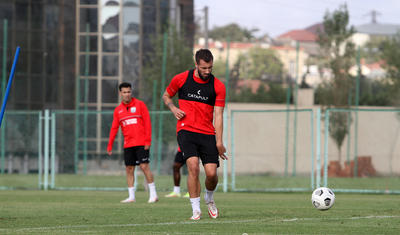 “Neftçi”nın futbolçuları baş məşqçini də özlərinə qoşub...