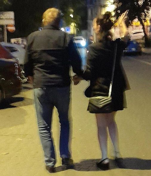 Məşhur futbol adamı gənc sevgilisi ilə kameralara tuş gəldi - FOTOLAR