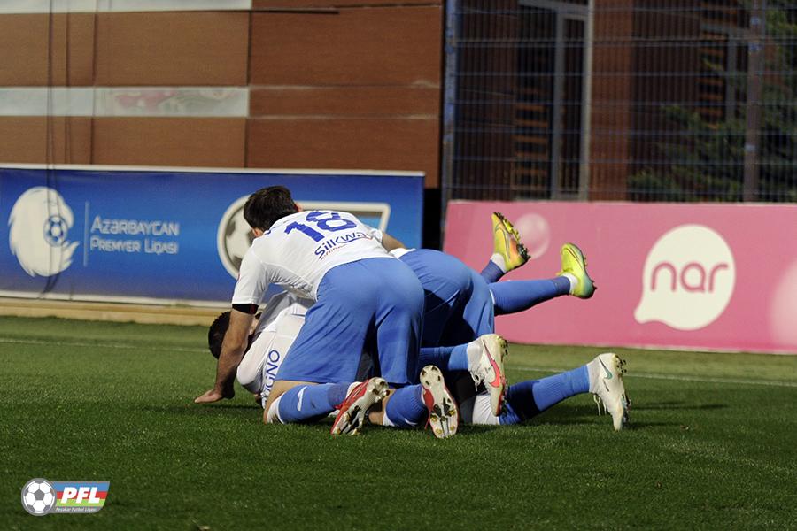 Orxan Məmmədov "Zirə"li futbolçularla görüşdü, mükafat verdi