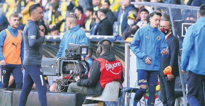 Mesut Özil əsəbiləşdi, formasını məşqçiyə tərəf atdı – FOTO