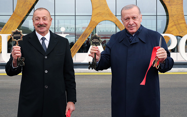 Prezidentlərə Füzuli aeroportunun rəmzi açarları təqdim olundu - VİDEO