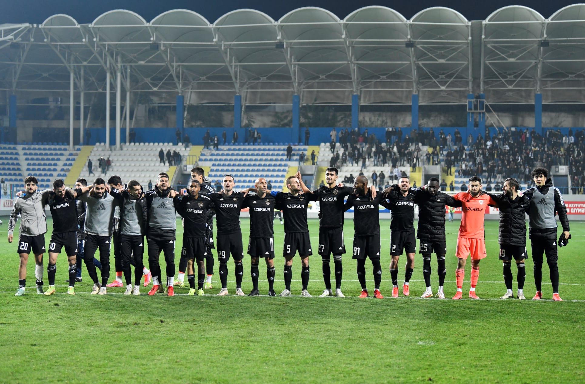 Азериспорт. Значок Кайрат футбольный с футболистом.