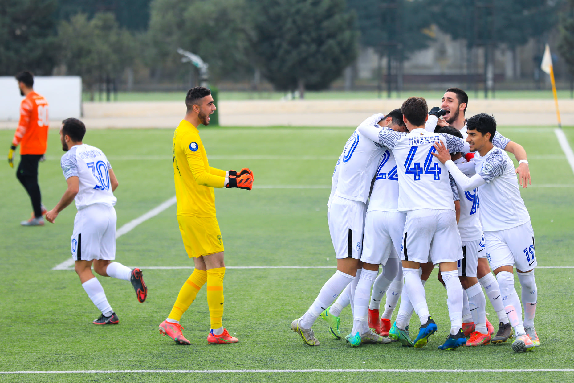 Divizion futbolçuları məğlubiyyətən əvəzini şüşədən çıxdı