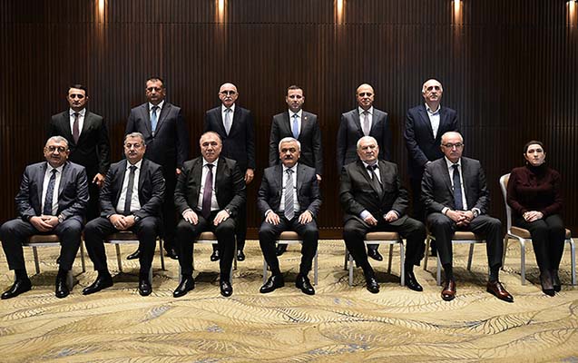 Azərbaycanda futbolu idarə edənlərin bu dəfə qərarları deyil, FOTOLARı müzakirə olundu
