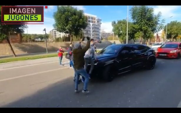 FOTO - Tanınmış futbolçu yolunu kəsənlərə əsəbiləşdi: “Avtomobilin pulunu siz verirsiz?"