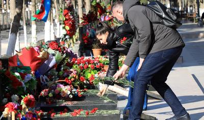 "Sumqayıt"ın yeni baş məşqçisi Şəhidlər Xiyabanını ziyarət etdi -