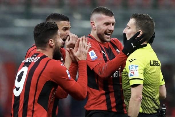 Hakim etdiyi səhvi anladı, ağladı, məşhur hücumçu təsəlli verdi