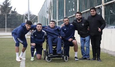 "Qarabağ"a gəldi, Qurban Qurbanova hədiyyə verdi, uşaqlıq arzusu reallaşdı -
