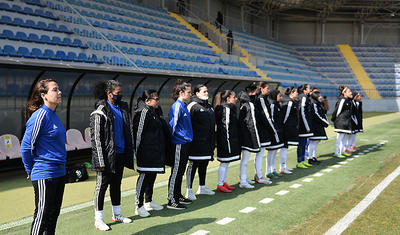 Hicablı ərəb qızları ilə "Dalğa"da futbol -