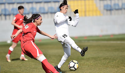 Hicablı ərəb qızları ilə "Dalğa"da futbol -