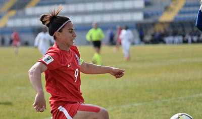 Hicablı ərəb qızları ilə "Dalğa"da futbol -