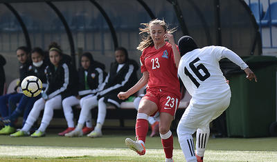Hicablı ərəb qızları ilə "Dalğa"da futbol -