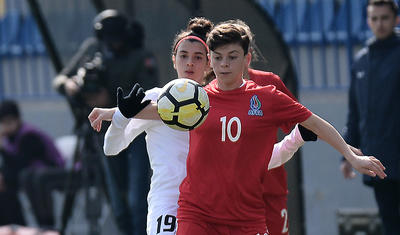 Hicablı ərəb qızları ilə "Dalğa"da futbol -