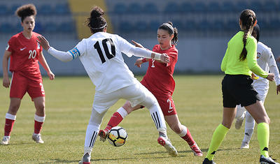 Hicablı ərəb qızları ilə "Dalğa"da futbol -