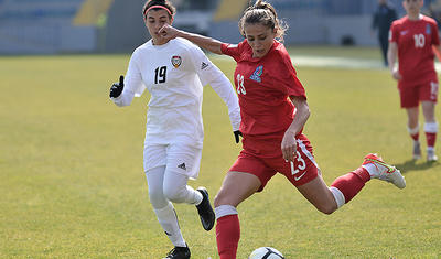 Hicablı ərəb qızları ilə "Dalğa"da futbol -