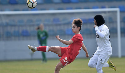 Hicablı ərəb qızları ilə "Dalğa"da futbol -
