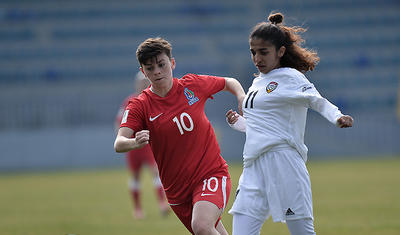 Hicablı ərəb qızları ilə "Dalğa"da futbol -