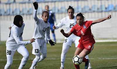 Hicablı ərəb qızları ilə "Dalğa"da futbol -
