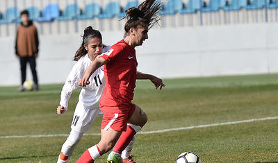 Hicablı ərəb qızları ilə "Dalğa"da futbol -