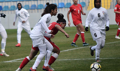 Hicablı ərəb qızları ilə "Dalğa"da futbol -