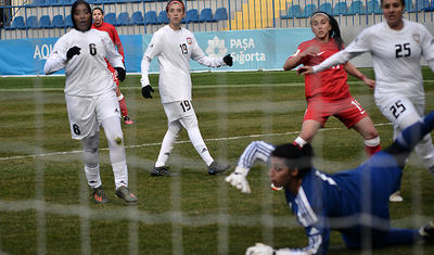 Hicablı ərəb qızları ilə "Dalğa"da futbol -