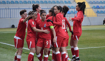 Hicablı ərəb qızları ilə "Dalğa"da futbol -