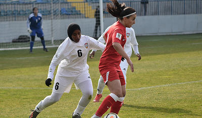 Hicablı ərəb qızları ilə "Dalğa"da futbol -