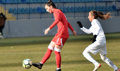 Hicablı ərəb qızları ilə "Dalğa"da futbol -