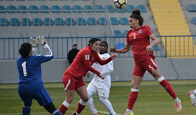 Hicablı ərəb qızları ilə "Dalğa"da futbol -