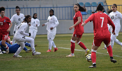 Hicablı ərəb qızları ilə "Dalğa"da futbol -
