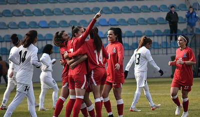 Hicablı ərəb qızları ilə "Dalğa"da futbol -