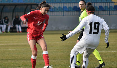 Hicablı ərəb qızları ilə "Dalğa"da futbol -