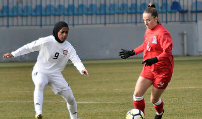 Hicablı ərəb qızları ilə "Dalğa"da futbol -