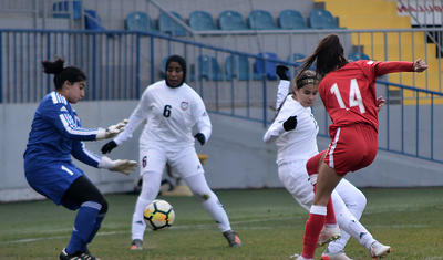 Hicablı ərəb qızları ilə "Dalğa"da futbol -