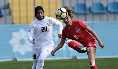 Hicablı ərəb qızları ilə "Dalğa"da futbol -